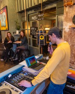 Dave hosting the quiz at Neulich