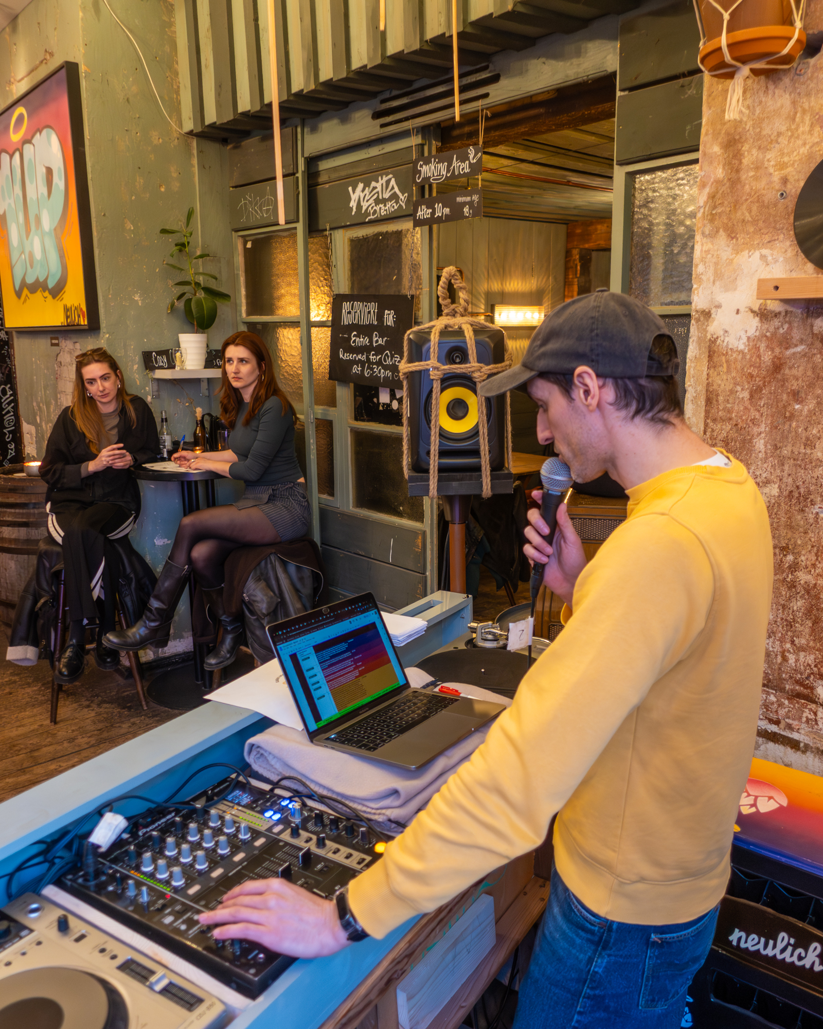 Dave hosting the quiz at Neulich